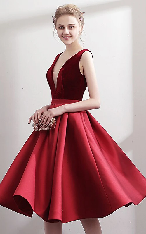 Vestido sencillo de satén con escote en V, sin mangas y largo hasta la rodilla, con espalda tipo corsé.