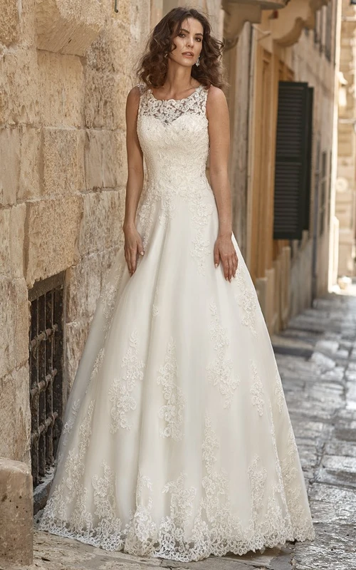 Robes de mariée en dentelle sans manches, coupe trapèze, col rond et ornées d'appliqués