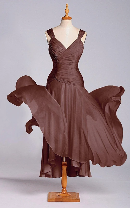 Exquisites, gerafftes Chiffonkleid in A-Linien-Form, Teelänge.
