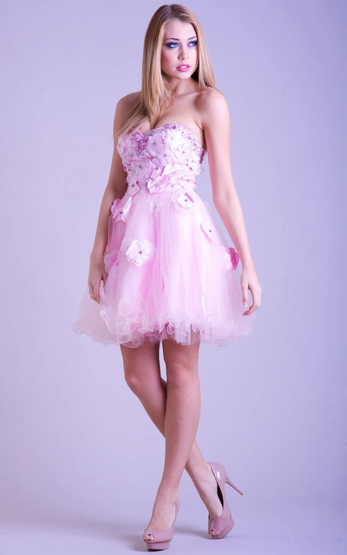 Vestido corto de fiesta de tul sin mangas con escote corazón, estampado floral, abalorios y volantes.