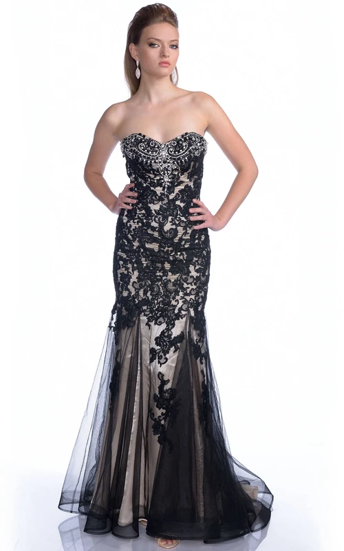Vestido de fiesta de tul estilo sirena con escote corazón, apliques de encaje y corpiño adornado con joyas.