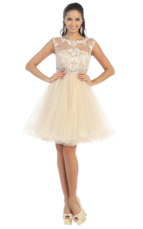 Vestido corto de tul con escote joya, mangas cortas y corte en A, con apliques y adornos en la cintura.