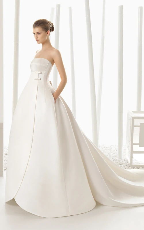 Vestido de satén sin tirantes con forma de tulipán y bolsillos.