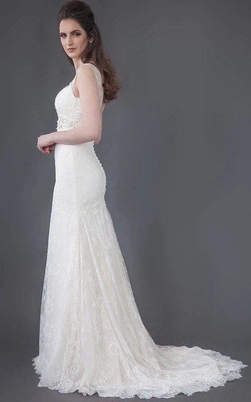 Vestido de novia largo sin mangas de encaje con apliques, espalda en V baja y pliegues.