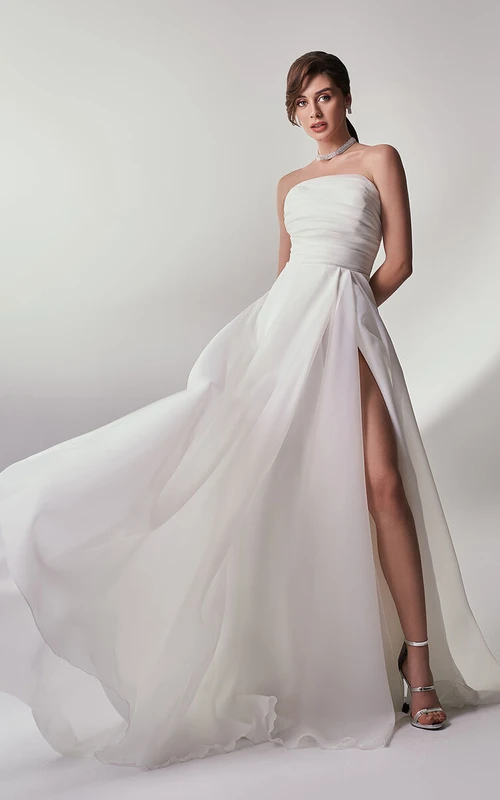 Trägerloses Empire-Brautkleid in A-Linie mit vorderem Schlitz und gerafftem Oberteil
