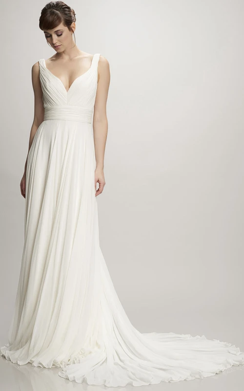 Vestido de novia sencillo de gasa fruncida con escote en V largo, cola de corte y espalda en V.