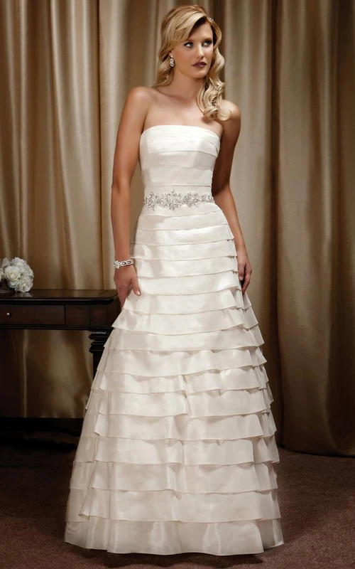 Ärmelloses, trägerloses A-Linien-Maxi-Brautkleid aus Satin mit Stufenrock, Taillenschmuck und Schnürung am Rücken.
