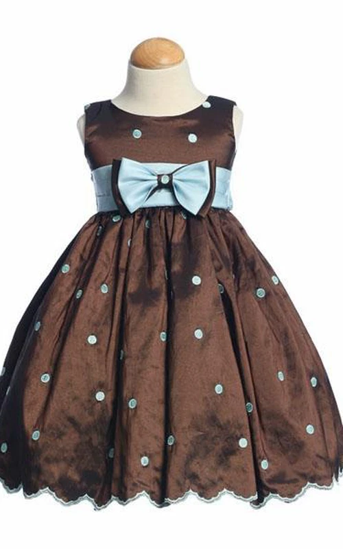 Robe de demoiselle d'honneur en taffetas brodé, longueur thé, avec nœud.