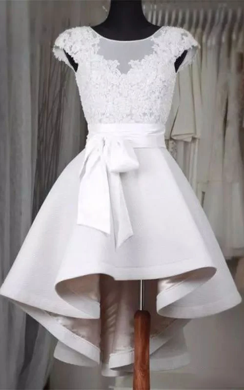 A-Linien-Kleid mit kurzen Ärmeln aus Satin und Spitze, U-Boot-Ausschnitt und asymmetrischem Saum, Homecoming-Kleid