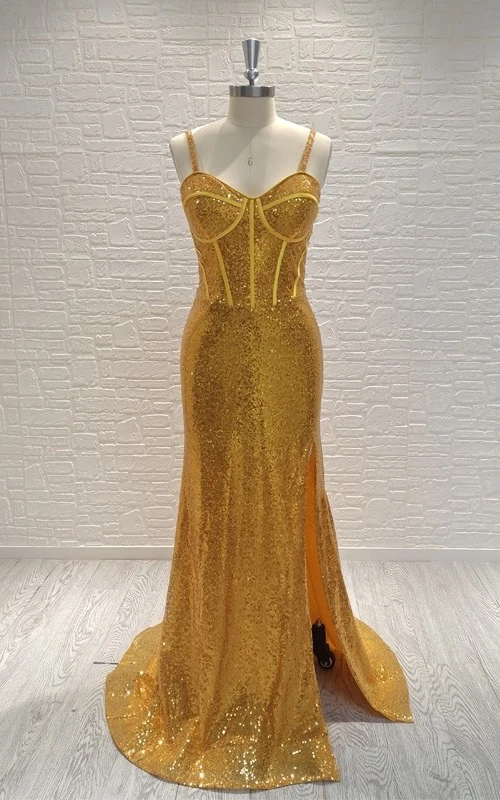 Robe à sequins dorée simple à fines bretelles fendue sur le devant