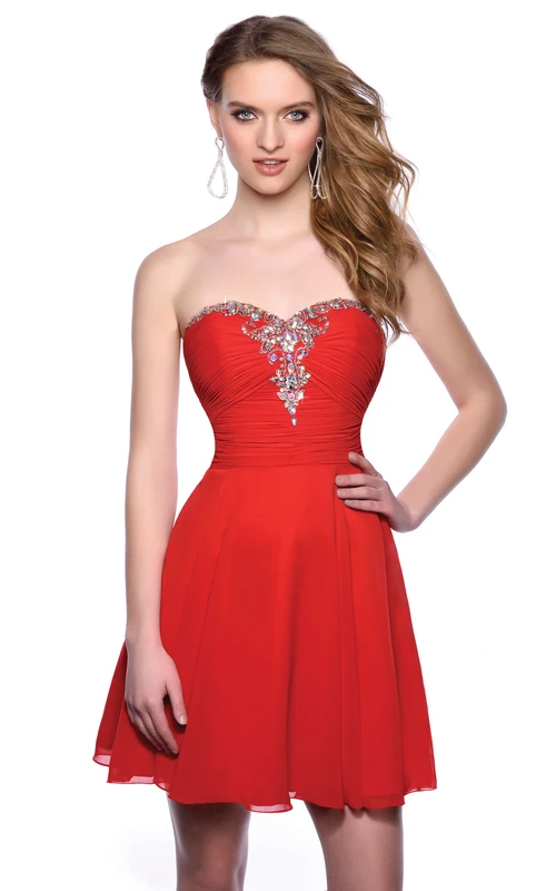 Vestido de fiesta de gasa con escote corazón, corpiño fruncido y corte en A, con detalles de cristal.