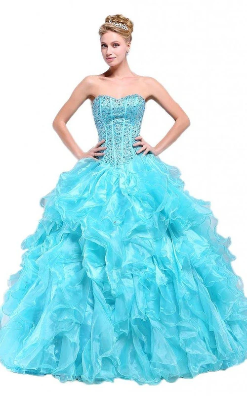 Magnifique robe de bal à décolleté cœur et volants ornée de perles
