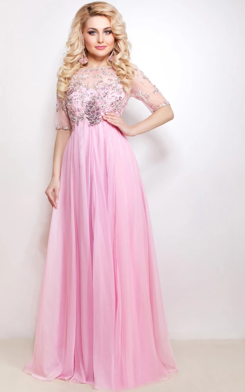 Robe trapèze longue à col montant et manches courtes, style empire, en mousseline de soie ornée de perles et de plis illusion.