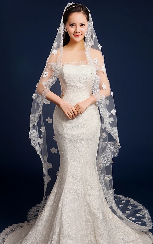Voile de mariée cathédrale orné de fleurs et de dentelle