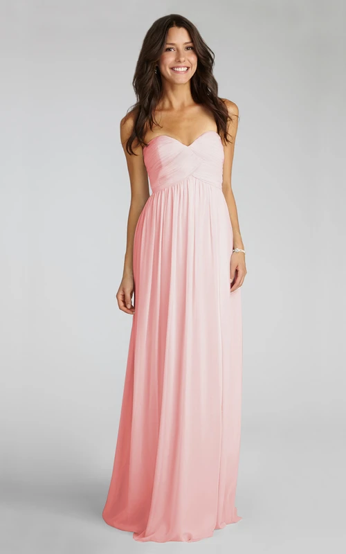 Vestido largo moderno de gasa con escote corazón y fruncido