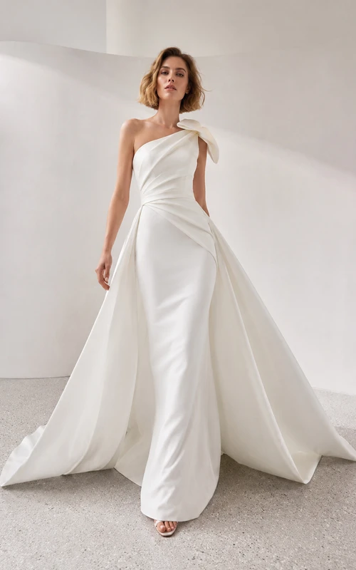 Robe de mariée moderne fourreau en satin drapé à une épaule avec nœud et traîne de cour