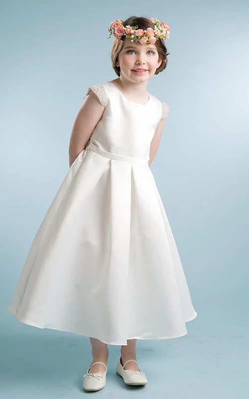 Robe de demoiselle d'honneur en satin plissé à manches courtes et longueur thé