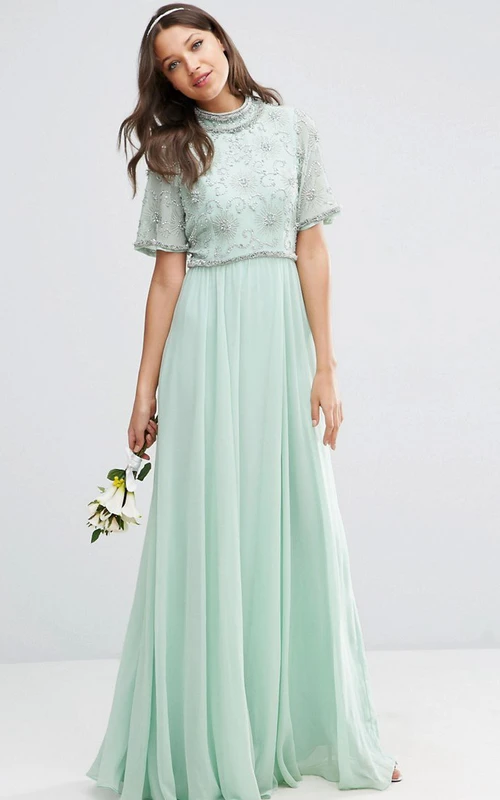 Bodenlanges, glockenärmeliges, hochgeschlossenes, perlenbesetztes Chiffon-Brautjungfernkleid mit Falten