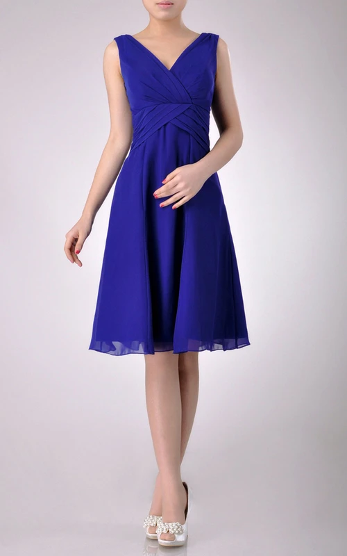 Vestido de dama de honor de gasa de corte A con escote en V hasta la rodilla y espalda baja en V.