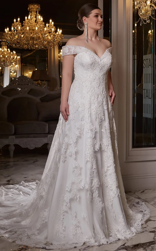 Elegantes, kurzärmeliges Brautkleid in A-Linie mit Spitze und Applikationen, Hofschleppe