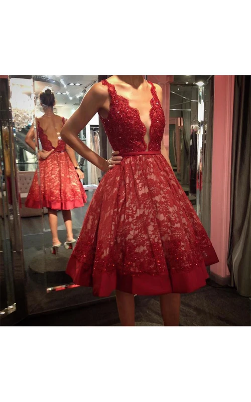 Sexy Kleid aus Spitze mit tiefem V-Ausschnitt, tiefem Rückenausschnitt und knielangem Schnitt