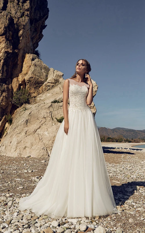 Robe longue en tulle empire ornée de dentelle et d'appliques bateau, dos nu en forme de goutte d'eau.