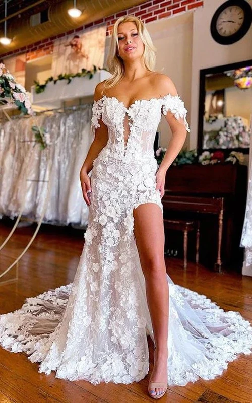 Brautkleid aus Spitze mit schulterfreiem, herzförmigem Ausschnitt und Schlitz vorne sowie Illusion-Effekt