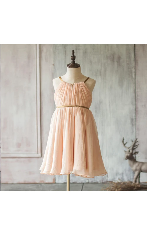 Robe courte en mousseline plissée à fines bretelles et coupe trapèze, dos en V