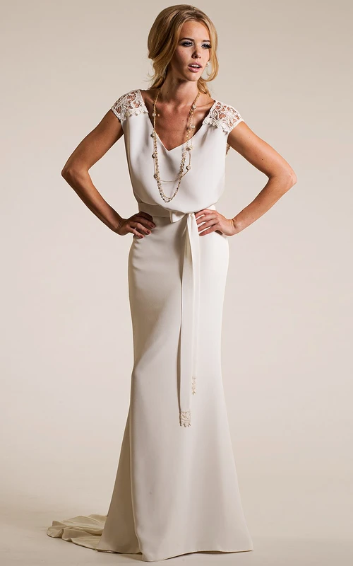 Robe de mariée élégante en dentelle, manches courtes et silhouette fluide
