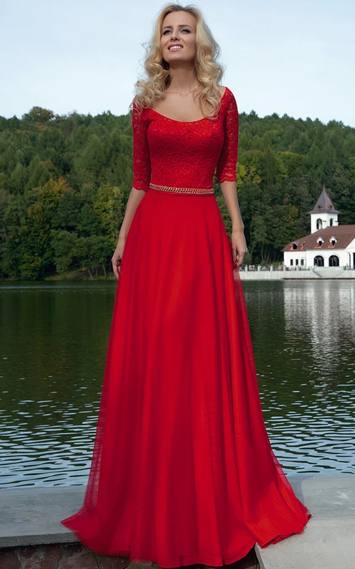 Robe de bal longue en dentelle et mousseline, coupe trapèze, décolleté rond et manches mi-longues.