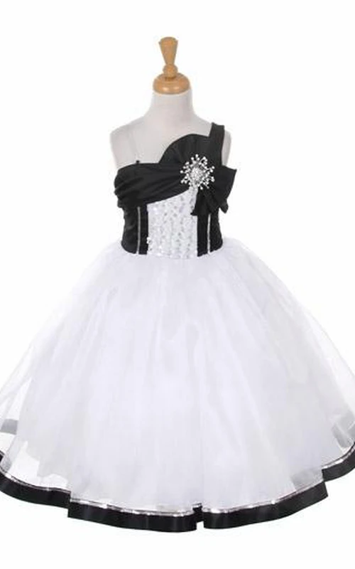 Robe de demoiselle d'honneur à paillettes et organza, longueur thé, nœud papillon et ceinture.