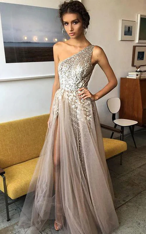 Robe de soirée asymétrique grise sans manches en tulle fendue sur le devant et ornée de perles