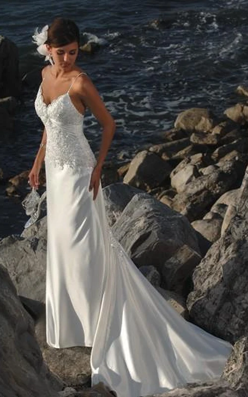 Etuikleid mit Spaghettiträgern aus Satin für eine Strandhochzeit