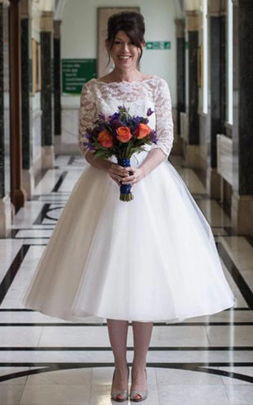 Vestido de tul con encaje y abertura en forma de ojo de cerradura, largo hasta la rodilla y manga corta, ideal para la renovación de votos.
