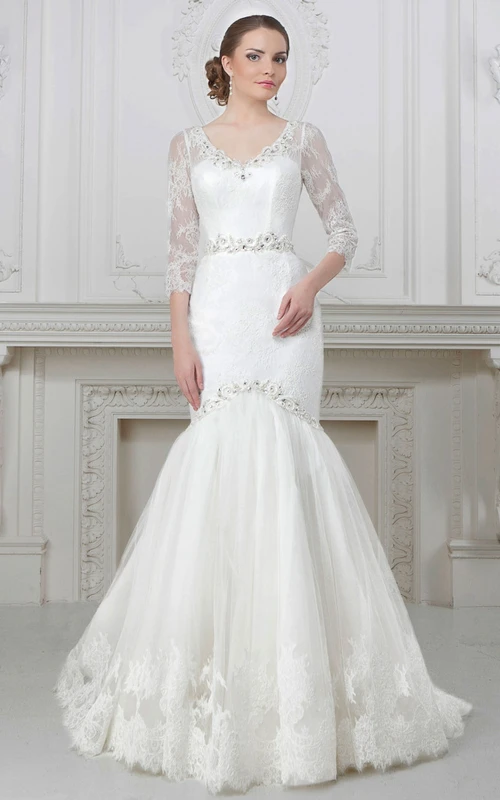 Vestido de novia largo hasta el suelo con escote en V y mangas 3-4, con apliques de encaje, joyas en la cintura y abalorios.