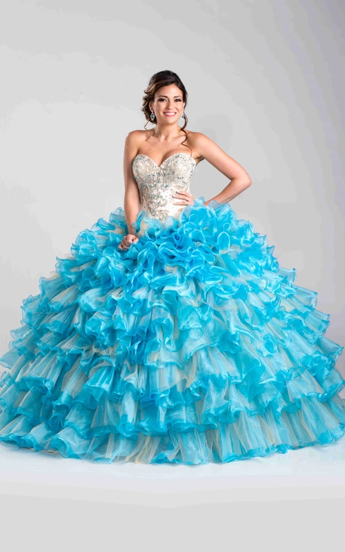 Ballkleid mit Herzausschnitt, mehrlagigen Rüschen und abnehmbarem Cape