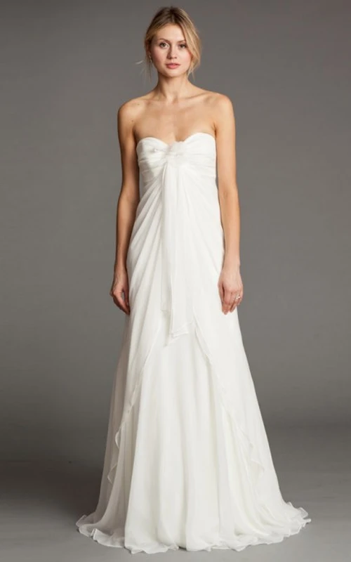 Vestido de novia de gasa largo, fruncido, sin mangas, con escote corazón y drapeado.