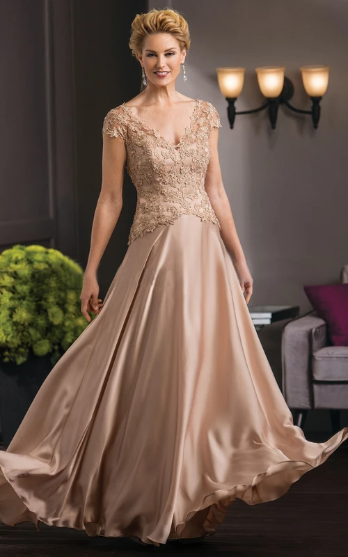 Robe de mère de la mariée à manches courtes, col en V, coupe trapèze, ornée d'appliqués et dos illusion.