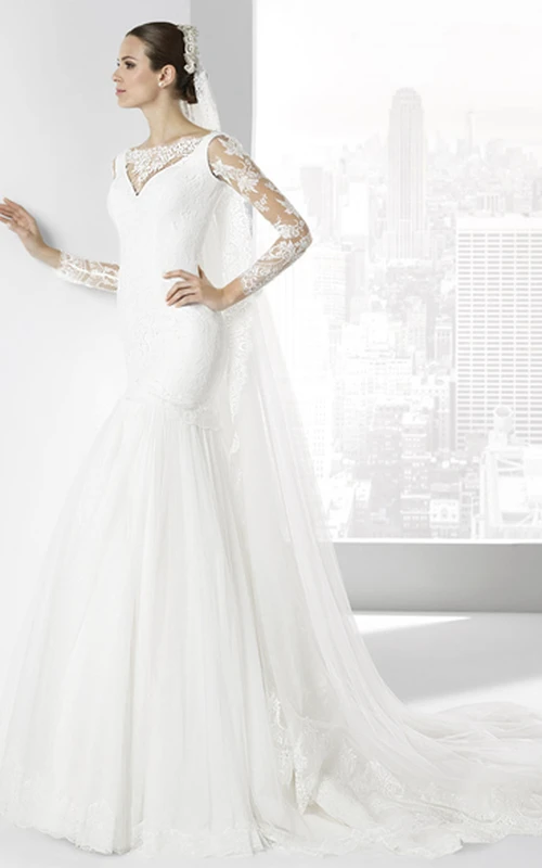Vestido de novia de encaje de manga larga con escote barco y falda sirena con efecto ilusión.