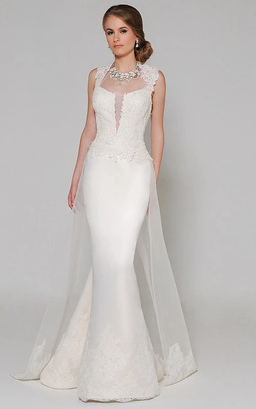 Robe de mariée sirène en satin perlé, col montant sans manches et décolleté en goutte d'eau.