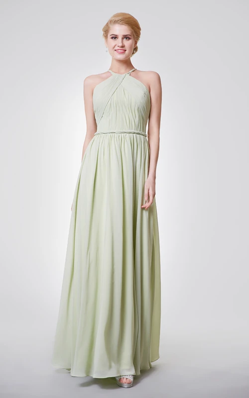 Magnifique robe longue en mousseline plissée, coupe trapèze, avec ceinture à nœud.
