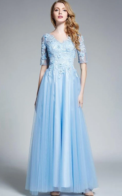 Vestido de fiesta de corte A con escote en V, mangas cortas y apliques de pedrería.