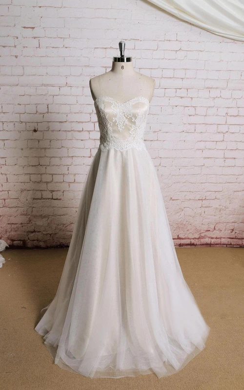 Vestido de novia de corte A con corpiño de encaje y falda de tul con escote corazón.