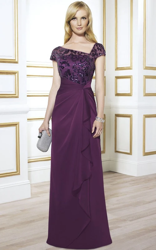 Vestido formal de gasa con lentejuelas, mangas cortas, drapeado y espalda ilusión.