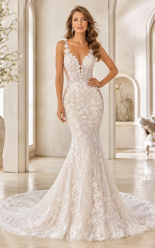 Robe de mariée sirène sans manches en dentelle fluide à décolleté en V profond et traîne chapelle ornée d'appliques. Galerie d'appliqués.