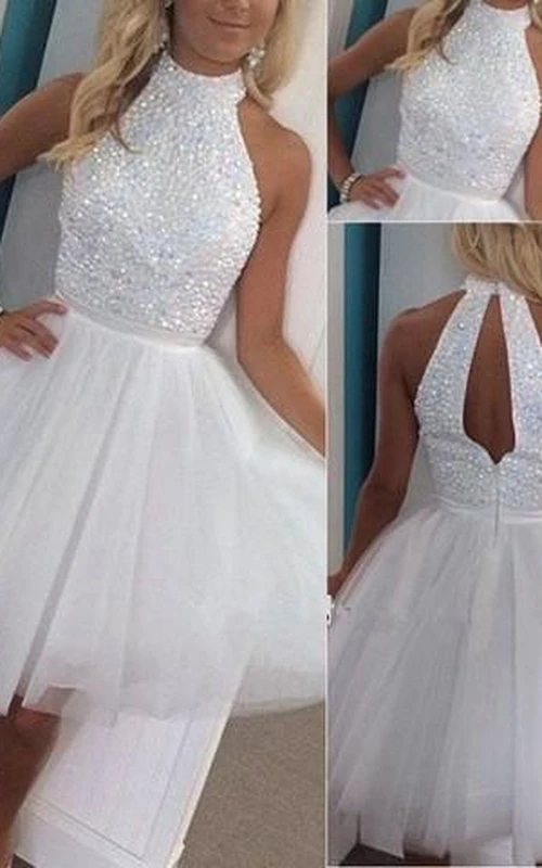 Wunderschönes, ärmelloses, hochgeschlossenes kurzes weißes Tüllkleid für den Abschlussball