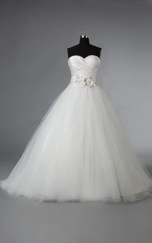 Ballkleid aus Tüll mit herzförmigem Ausschnitt, gerafftem, überkreuztem Oberteil und Perlenblumen
