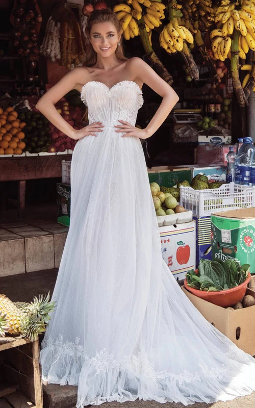 Wunderschönes, herzförmiges A-Linien-Brautkleid aus Spitze und Tüll mit Schleppe und Applikationen