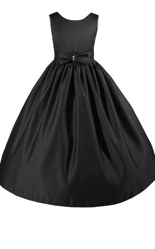 Robe trapèze sans manches à plis et nœud