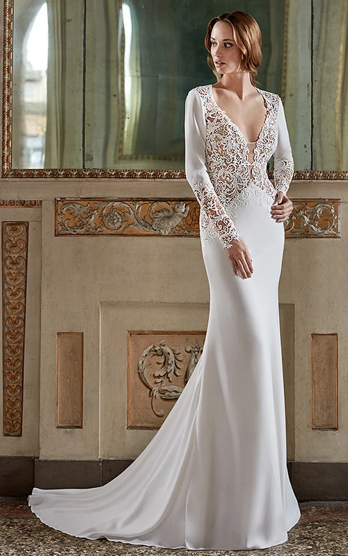 Vestido de novia de gasa de manga larga con escote en V adornado con joyas, encaje y transparencias.